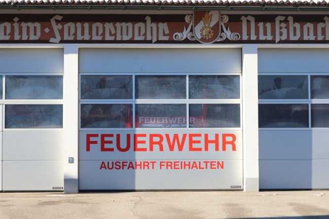 Einsatzkr�fte nach gemeldetem Brand bei Tischlerei in Nu�bach im Einsatz