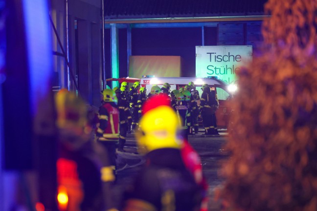 Vier Feuerwehren bei Brand bei einer Tischlerei in Scharnstein im Einsatz