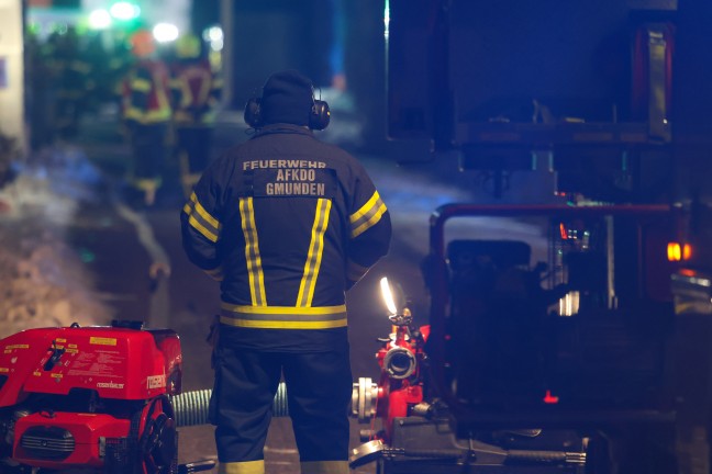 Vier Feuerwehren bei Brand bei einer Tischlerei in Scharnstein im Einsatz