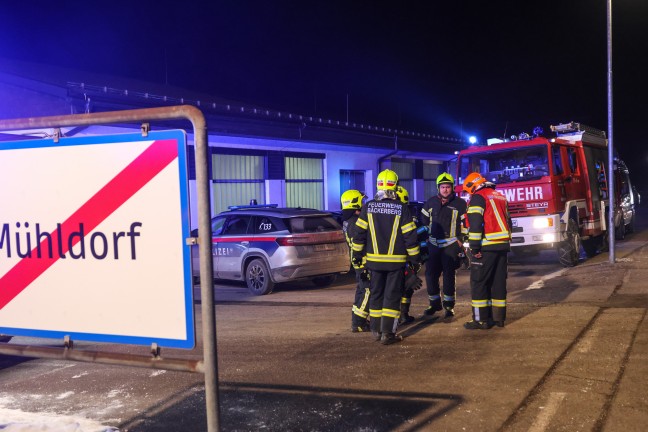 Vier Feuerwehren bei Brand bei einer Tischlerei in Scharnstein im Einsatz