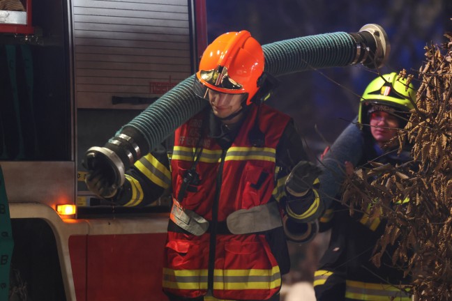 Vier Feuerwehren bei Brand bei einer Tischlerei in Scharnstein im Einsatz
