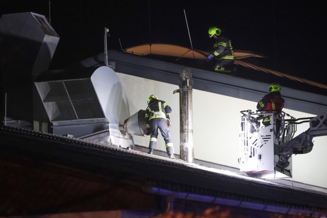 Vier Feuerwehren bei Brand bei einer Tischlerei in Scharnstein im Einsatz