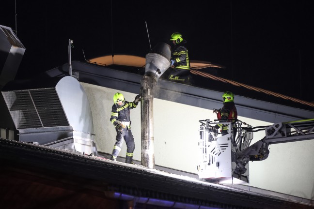 Vier Feuerwehren bei Brand bei einer Tischlerei in Scharnstein im Einsatz