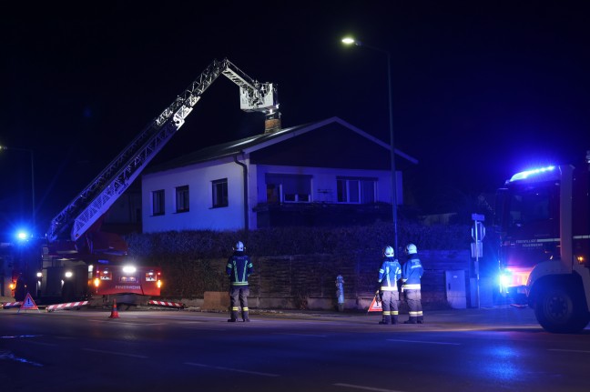 Brandeinsatz: Feuerwehr bei Kaminbrand bei einem Einfamilienhaus in Wels-Vogelweide im Einsatz