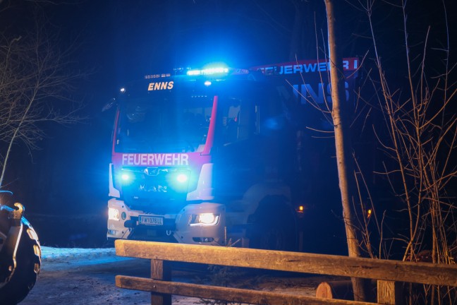 Stundenlange Bergungsaktion: Traktor bei Unfall in Piberbach in Teich gest�rzt
