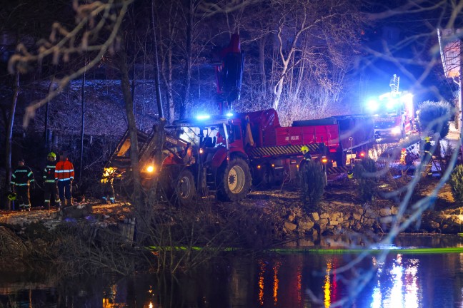 Stundenlange Bergungsaktion: Traktor bei Unfall in Piberbach in Teich gest�rzt