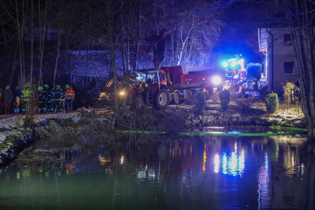 Stundenlange Bergungsaktion: Traktor bei Unfall in Piberbach in Teich gest�rzt