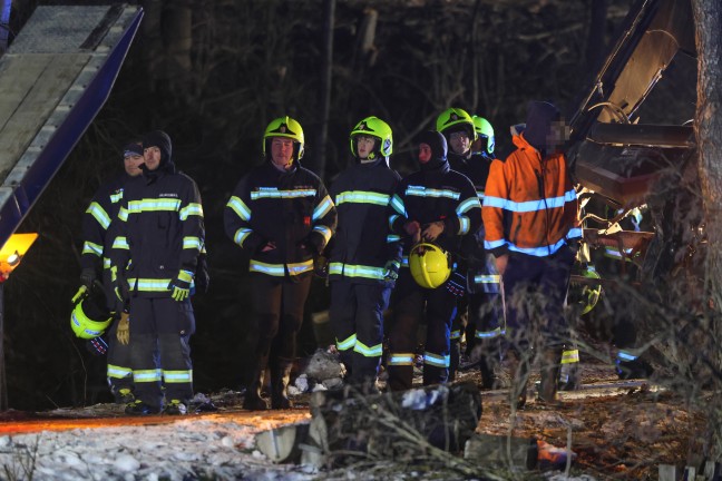 Stundenlange Bergungsaktion: Traktor bei Unfall in Piberbach in Teich gest�rzt