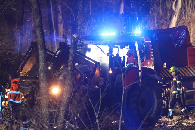 Stundenlange Bergungsaktion: Traktor bei Unfall in Piberbach in Teich gest�rzt