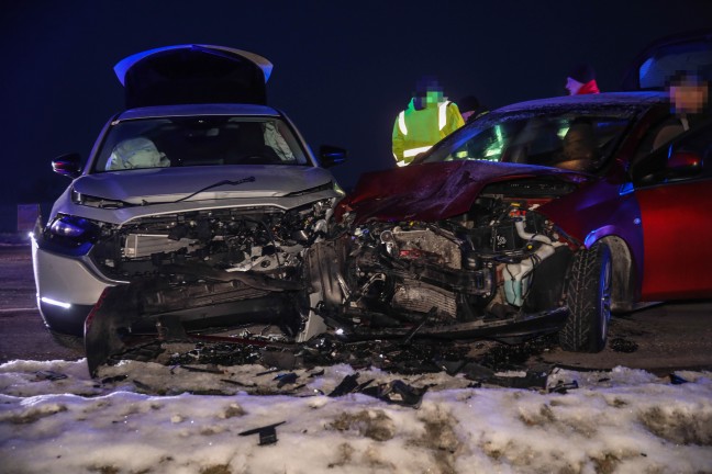 Kreuzungskollision zwischen zwei PKW in Marchtrenk endet mit zwei Leichtverletzten