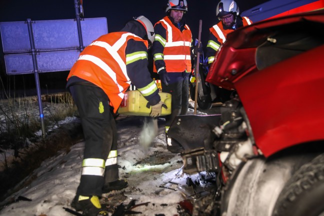 Kreuzungskollision zwischen zwei PKW in Marchtrenk endet mit zwei Leichtverletzten