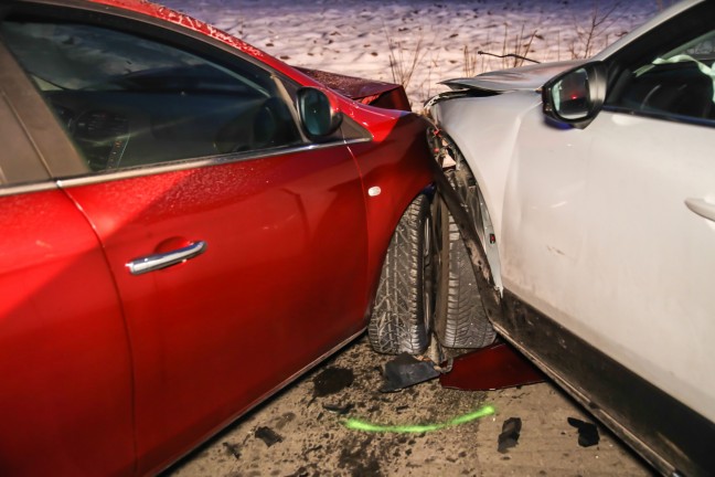Kreuzungskollision zwischen zwei PKW in Marchtrenk endet mit zwei Leichtverletzten