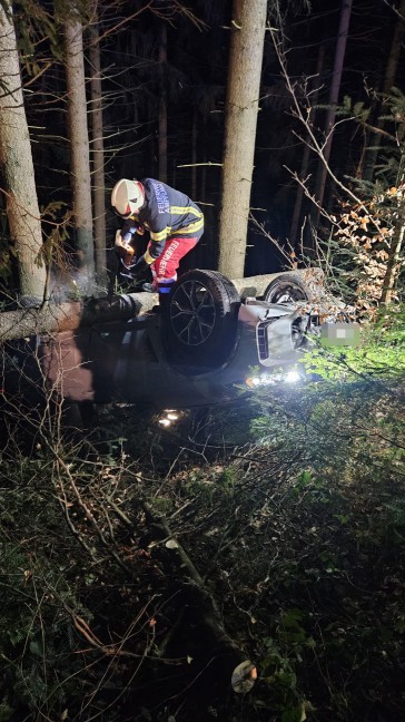 Ampflwang im Hausruckwald: Auto bei Unfall auf Hausruckstra�e in angrenzenden Wald �berschlagen