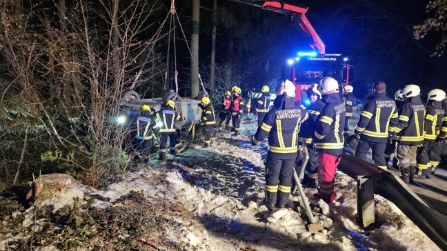 Ampflwang im Hausruckwald: Auto bei Unfall auf Hausruckstra�e in angrenzenden Wald �berschlagen