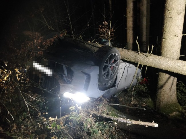 Ampflwang im Hausruckwald: Auto bei Unfall auf Hausruckstra�e in angrenzenden Wald �berschlagen