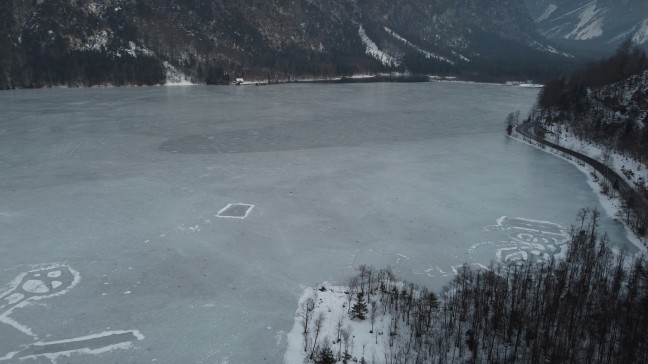 Personenrettungseinsatz: Rettung eines gest�rzten Eisl�ufers am Almsee in Gr�nau im Almtal