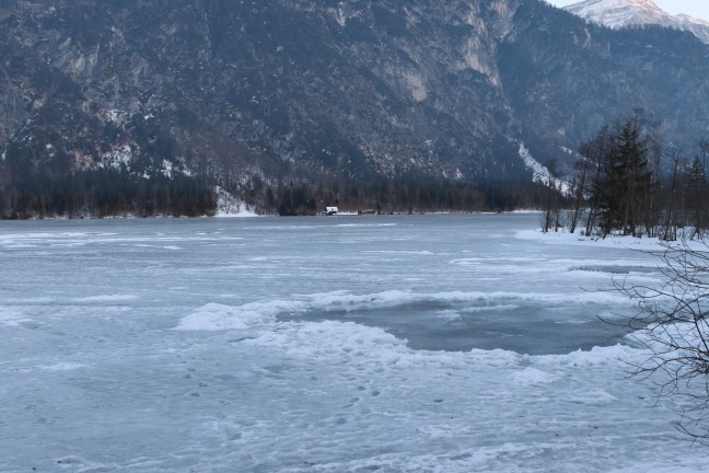 Personenrettungseinsatz: Rettung eines gest�rzten Eisl�ufers am Almsee in Gr�nau im Almtal