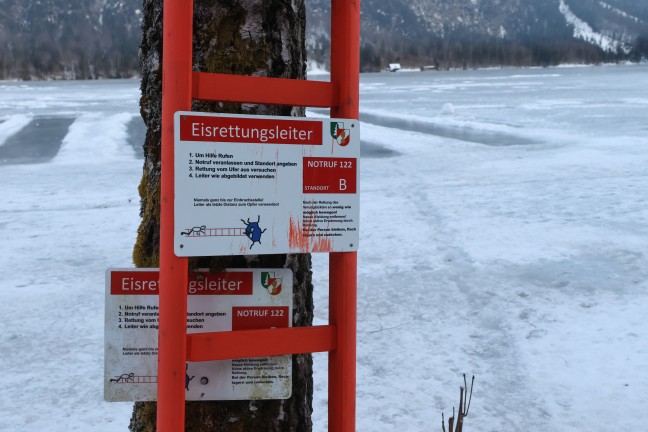 Personenrettungseinsatz: Rettung eines gest�rzten Eisl�ufers am Almsee in Gr�nau im Almtal