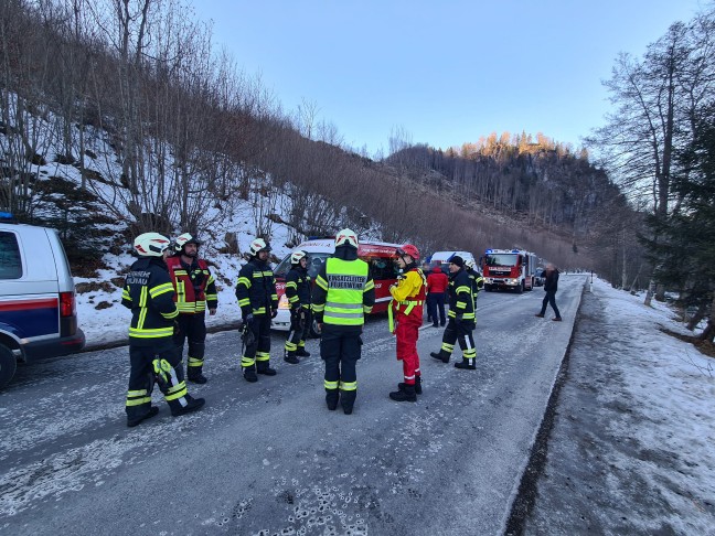 Personenrettungseinsatz: Rettung eines gest�rzten Eisl�ufers am Almsee in Gr�nau im Almtal