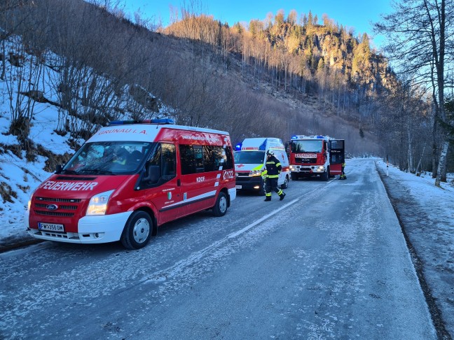 Personenrettungseinsatz: Rettung eines gest�rzten Eisl�ufers am Almsee in Gr�nau im Almtal