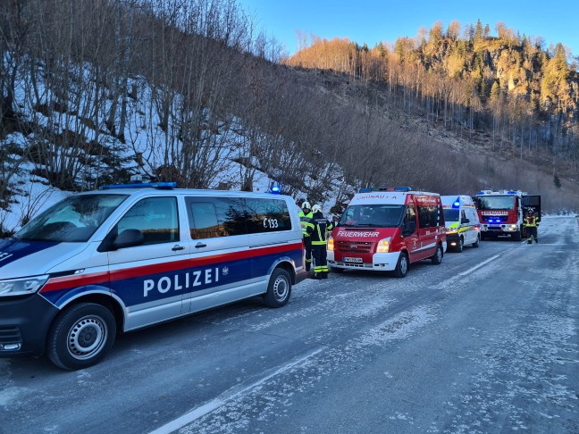 Personenrettungseinsatz: Rettung eines gest�rzten Eisl�ufers am Almsee in Gr�nau im Almtal