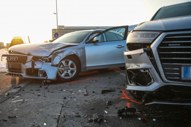 Aufr�umarbeiten nach Kreuzungscrash zwischen zwei PKW in Marchtrenk