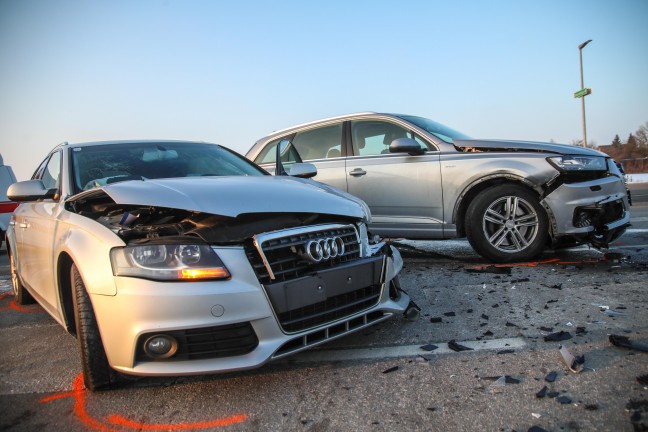 Aufr�umarbeiten nach Kreuzungscrash zwischen zwei PKW in Marchtrenk