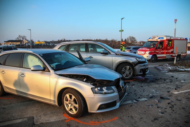 Aufr�umarbeiten nach Kreuzungscrash zwischen zwei PKW in Marchtrenk