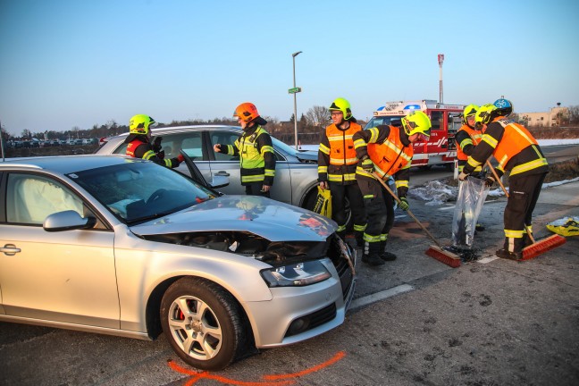Aufr�umarbeiten nach Kreuzungscrash zwischen zwei PKW in Marchtrenk