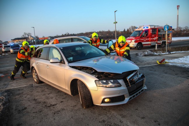 Aufr�umarbeiten nach Kreuzungscrash zwischen zwei PKW in Marchtrenk
