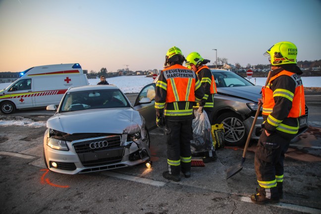 Aufr�umarbeiten nach Kreuzungscrash zwischen zwei PKW in Marchtrenk