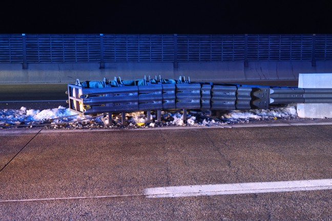 Crash gegen Anpralld�mpfer: Einsatz nach Verkehrsunfall am Knoten Voralpenkreuz bei Sattledt