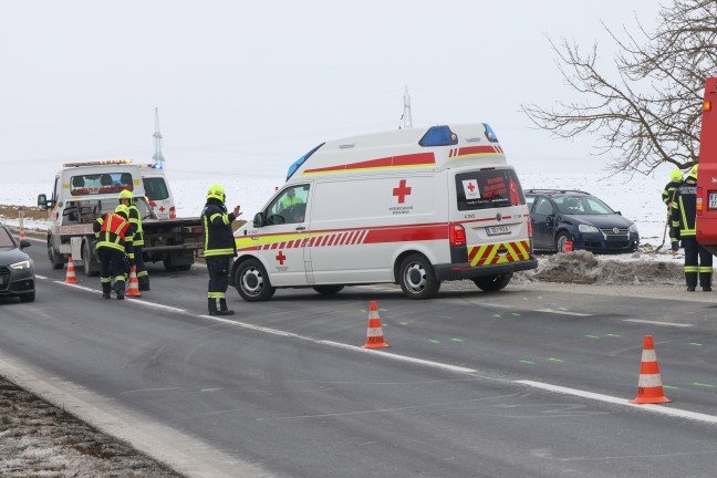 Auto bei schwerem Verkehrsunfall in Wolfern �berschlagen