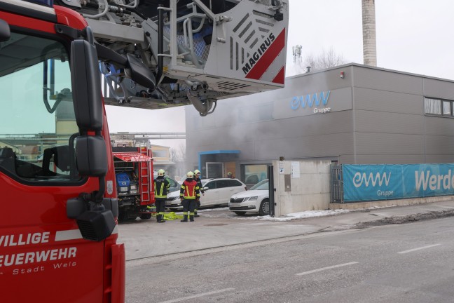 Gr��erer Einsatz der Feuerwehr bei Brand in einer KFZ-Werkst�tte in Wels-Pernau