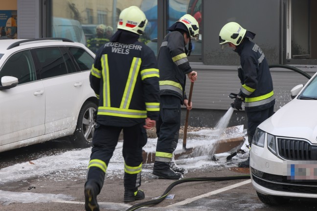 Gr��erer Einsatz der Feuerwehr bei Brand in einer KFZ-Werkst�tte in Wels-Pernau