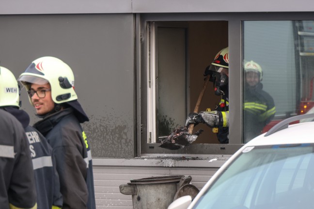 Gr��erer Einsatz der Feuerwehr bei Brand in einer KFZ-Werkst�tte in Wels-Pernau