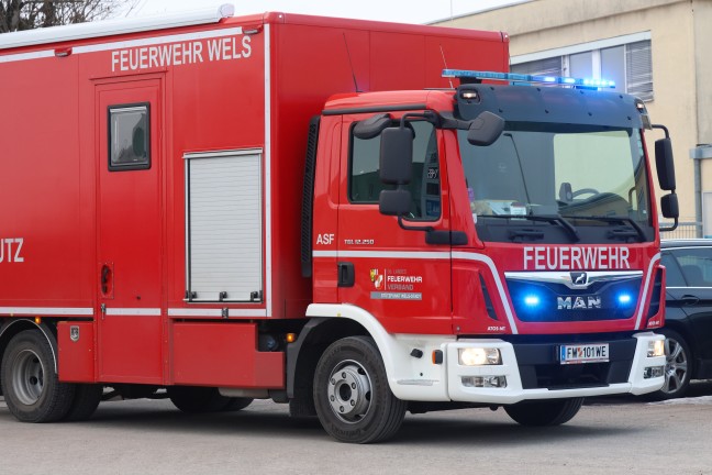 Gr��erer Einsatz der Feuerwehr bei Brand in einer KFZ-Werkst�tte in Wels-Pernau