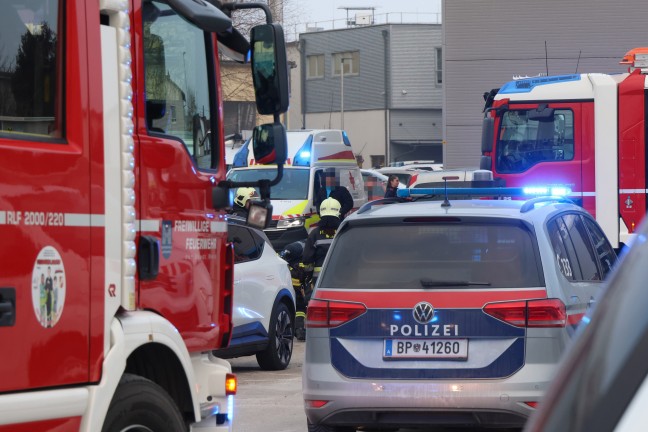 Gr��erer Einsatz der Feuerwehr bei Brand in einer KFZ-Werkst�tte in Wels-Pernau