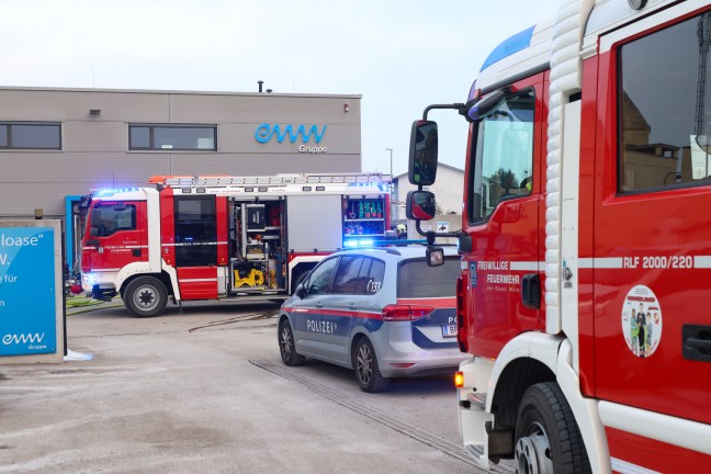 Gr��erer Einsatz der Feuerwehr bei Brand in einer KFZ-Werkst�tte in Wels-Pernau