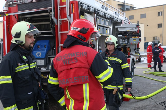Gr��erer Einsatz der Feuerwehr bei Brand in einer KFZ-Werkst�tte in Wels-Pernau