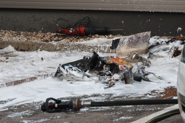 Gr��erer Einsatz der Feuerwehr bei Brand in einer KFZ-Werkst�tte in Wels-Pernau