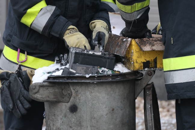 Gr��erer Einsatz der Feuerwehr bei Brand in einer KFZ-Werkst�tte in Wels-Pernau