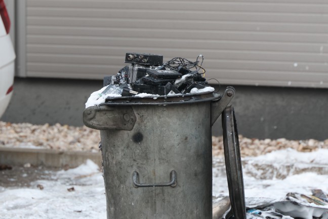 Gr��erer Einsatz der Feuerwehr bei Brand in einer KFZ-Werkst�tte in Wels-Pernau