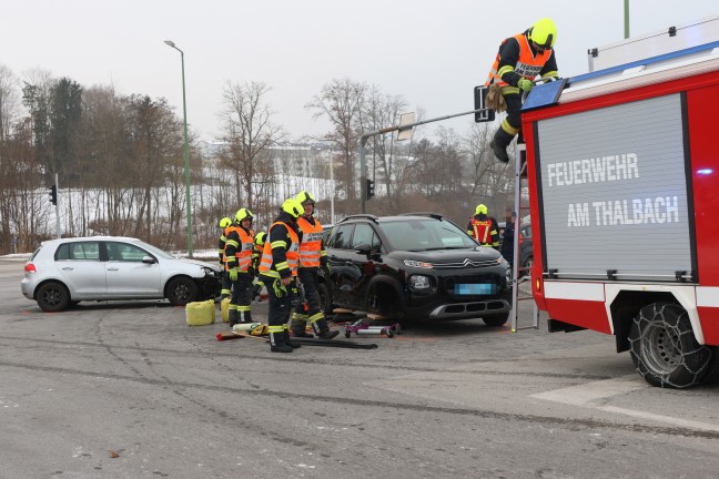 Schwerer Kreuzungscrash zwischen zwei Autos auf Pyhrnpass Stra�e in Thalheim bei Wels
