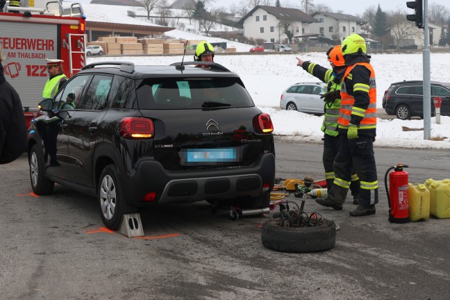 Schwerer Kreuzungscrash zwischen zwei Autos auf Pyhrnpass Stra�e in Thalheim bei Wels
