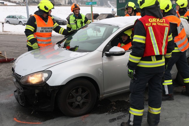 Schwerer Kreuzungscrash zwischen zwei Autos auf Pyhrnpass Stra�e in Thalheim bei Wels