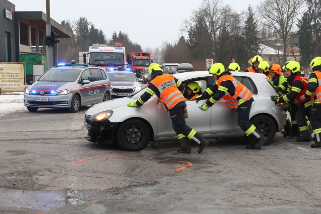 Schwerer Kreuzungscrash zwischen zwei Autos auf Pyhrnpass Stra�e in Thalheim bei Wels