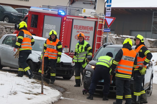 Schwerer Kreuzungscrash zwischen zwei Autos auf Pyhrnpass Stra�e in Thalheim bei Wels