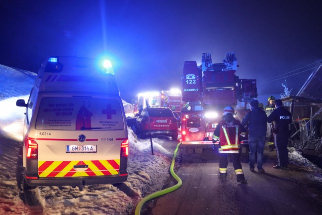 Vier Feuerwehren bei Brand im Dachboden eines Mehrfamilienhauses in Pinsdorf im Einsatz