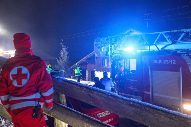Vier Feuerwehren bei Brand im Dachboden eines Mehrfamilienhauses in Pinsdorf im Einsatz